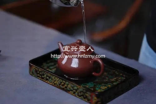 澆淋茶湯并不是好的養(yǎng)壺方法