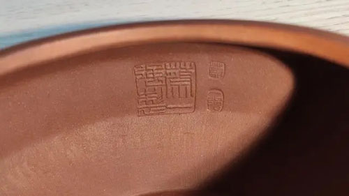 一把紫砂壺內部蓋上了內壁章